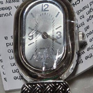 New Unused Green and silver tone, womens, fashion watch 14